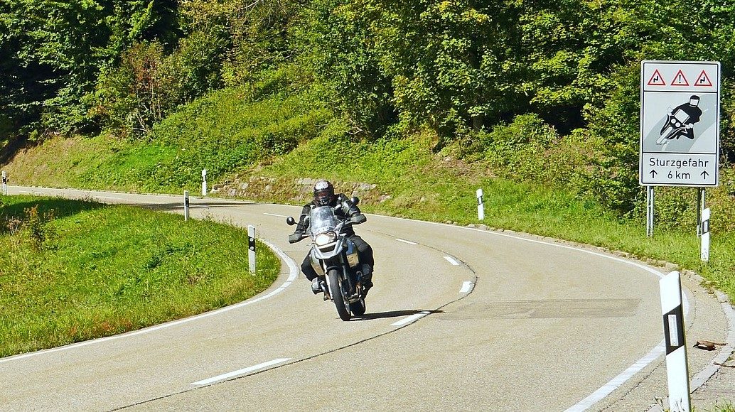 riding a motorcycle 2486990 1920