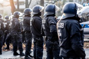 Polizeigewerkschaft: schande für unseren rechtsstaat Shutterstock 1878208144