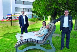 Hahn kunststoffe spendet relaxliege für pflegekräfte der hunsrück klinik 092 simmern diakonie bank cmyk