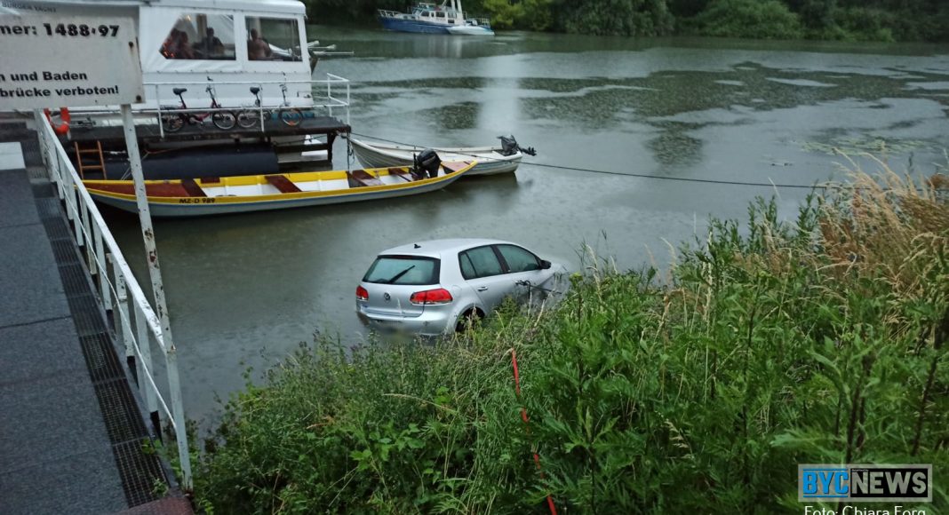Bergungsarbeiten am Altrhein in Ginsheim60