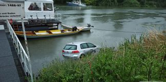 Bergungsarbeiten am Altrhein in Ginsheim60