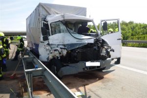 Zerstoerterkleintransporterdes33 jaehrigen