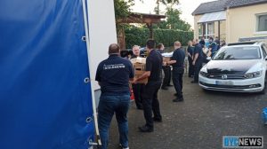 Rettungswagen geht im katastrophengebiet bei ahrweiler in flammen auf