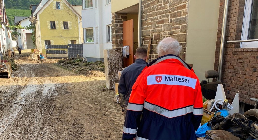 Malteser im Hochwassereinsatz 2021 Zerstoerungen in Mayschoss im Ahrtal 1