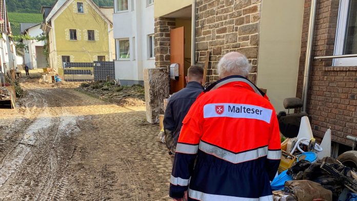 Malteser im Hochwassereinsatz 2021 Zerstoerungen in Mayschoss im Ahrtal 1