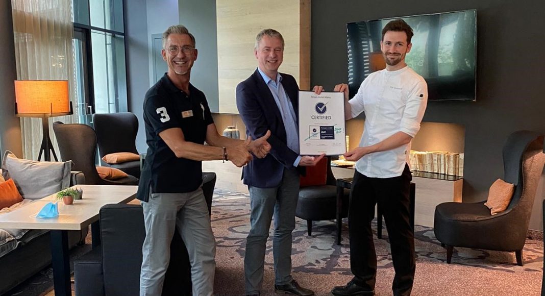 Uebergabe Certified Green Hotel Foto Atrium Hotel  e1628589890340