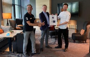 Uebergabe certified green hotel foto atrium hotel  e1628589890340