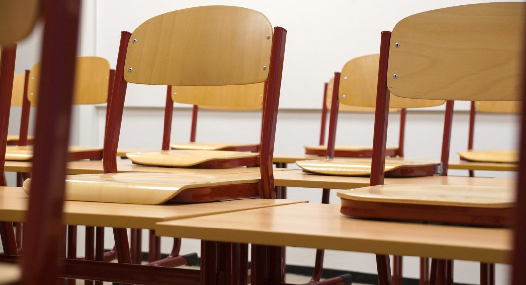 classroom 824120 1920