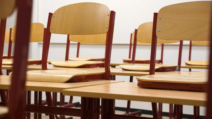 classroom 824120 1920