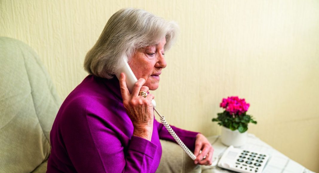 csm pressebild senioren frau telefon cb4ccc19f6 e1628846648245