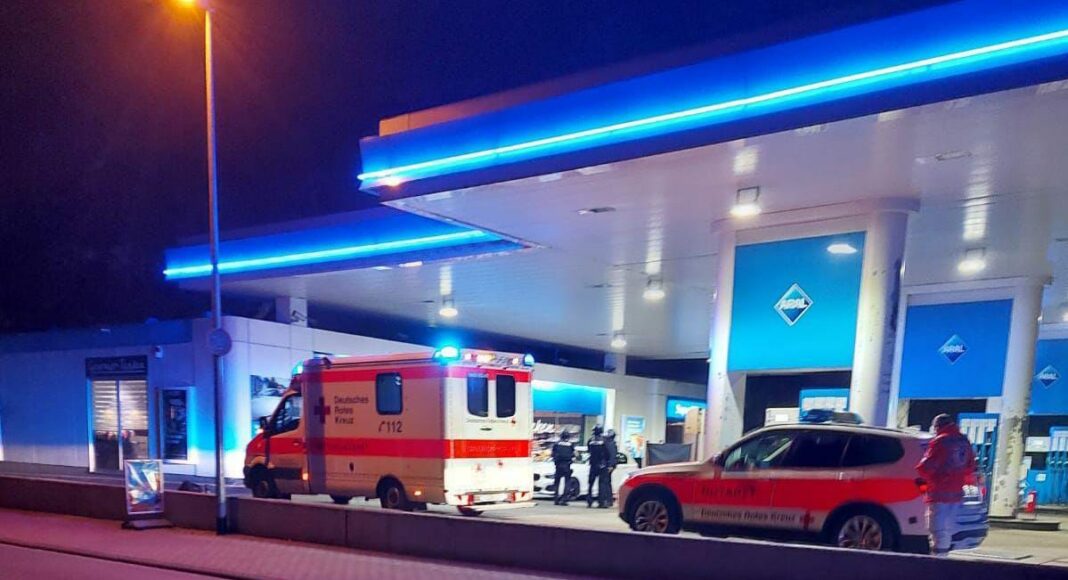 Rettungsdienst an Tankstelle