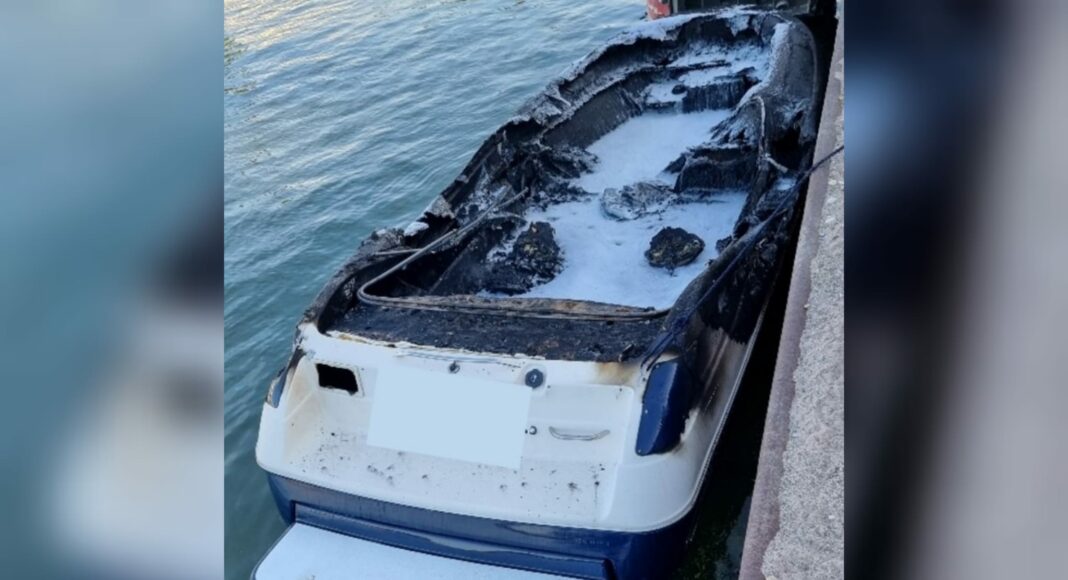 ausgebranntes Sportboot