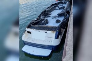 Sportboot geht in flammen auf am yachthafen in worms Ausgebranntes sportboot