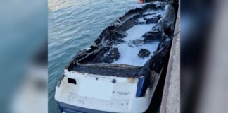 ausgebranntes Sportboot