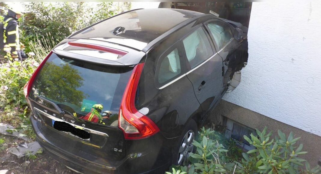 PKW durchbricht Hauswand