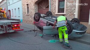 Rheinhessen: 27-jähriger kracht mit seinem fiat frontal gegen einen baum