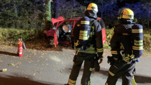 Person eingeklemmt: opel kracht in traktor zwischen harxheim und mommenheim