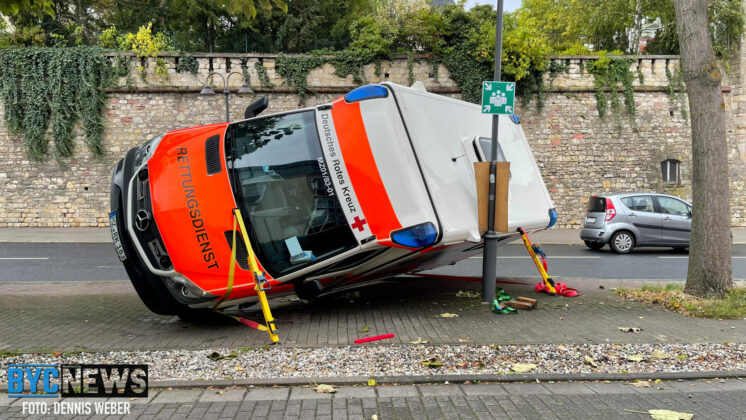 Rettungswagen verunglückt auf regennasser Fahrbahn in Mainz | BYC-News | Foto: Dennis Weber