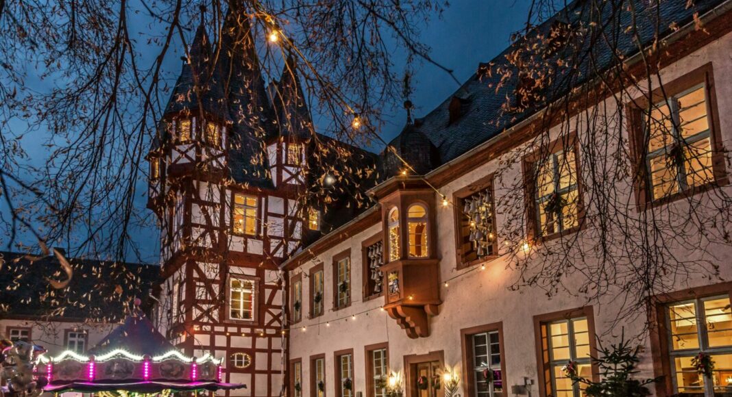Broemserhof mit Karusell low Foto Ruedesheim Tourist AG