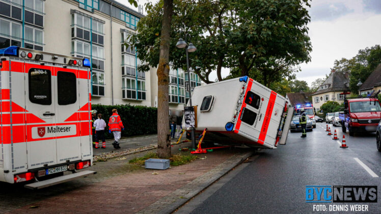 Rettungswagen verunglückt auf regennasser Fahrbahn in Mainz | BYC-News | Foto: Dennis Weber