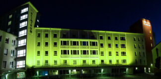 GPR Gebaeude ist gruen beleuchtet 01