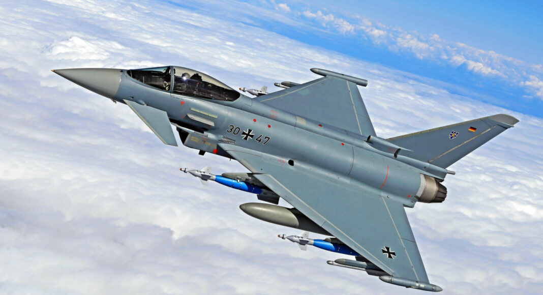 eurofighter im uebungsflug