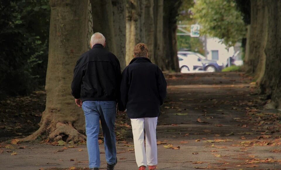 senior 4549099 960 720