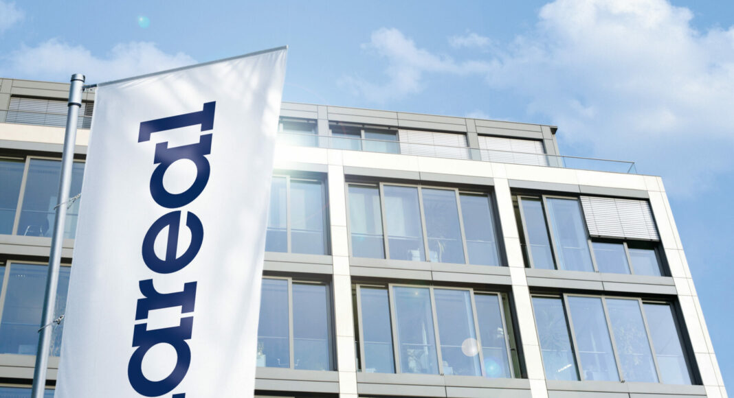 Aareal Bank WiesbadenHauptsitz mit Fahne landscape print