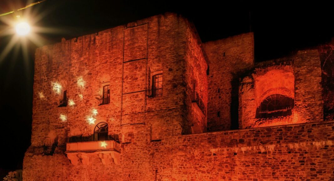 Broemserburg rot beleuchtet mit Sternen low Foto M. Steinmetz