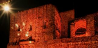 Broemserburg rot beleuchtet mit Sternen low Foto M. Steinmetz