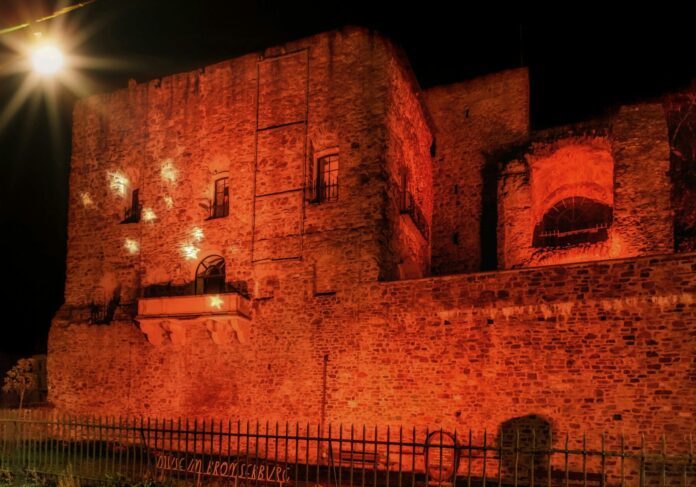 Broemserburg rot beleuchtet mit Sternen low Foto M. Steinmetz