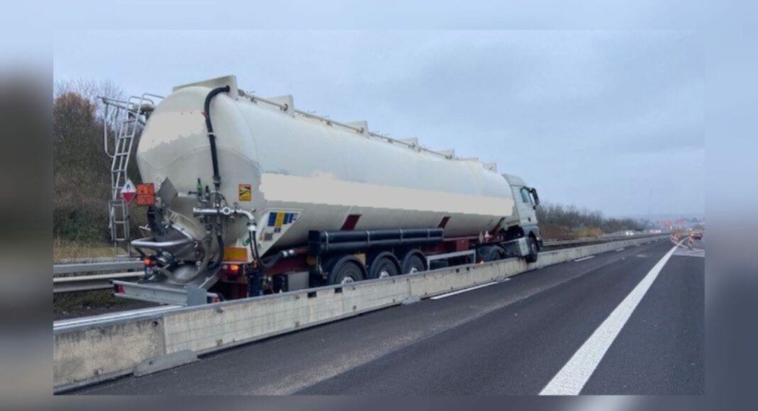 LKW auf Leitplanke aufgefahren
