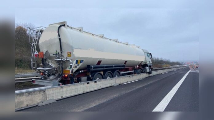 LKW auf Leitplanke aufgefahren LKW auf Leitplanke aufgefahren