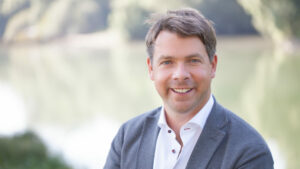 Propellerflugzeug muss auf der autobahn notlanden und kracht gegen lkw