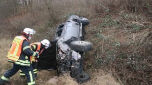 Junger vw-fahrer flüchtet vor polizei und verunfallt schwer