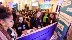 Lkw kracht in absicherungsfahrzeug der autobahnmeisterei 1