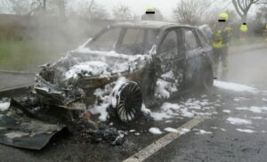 Fahrzeug geht auf der autobahn a61 im kreis alzey-worms in flammen auf Ausgebrannterpkw e1641368830891