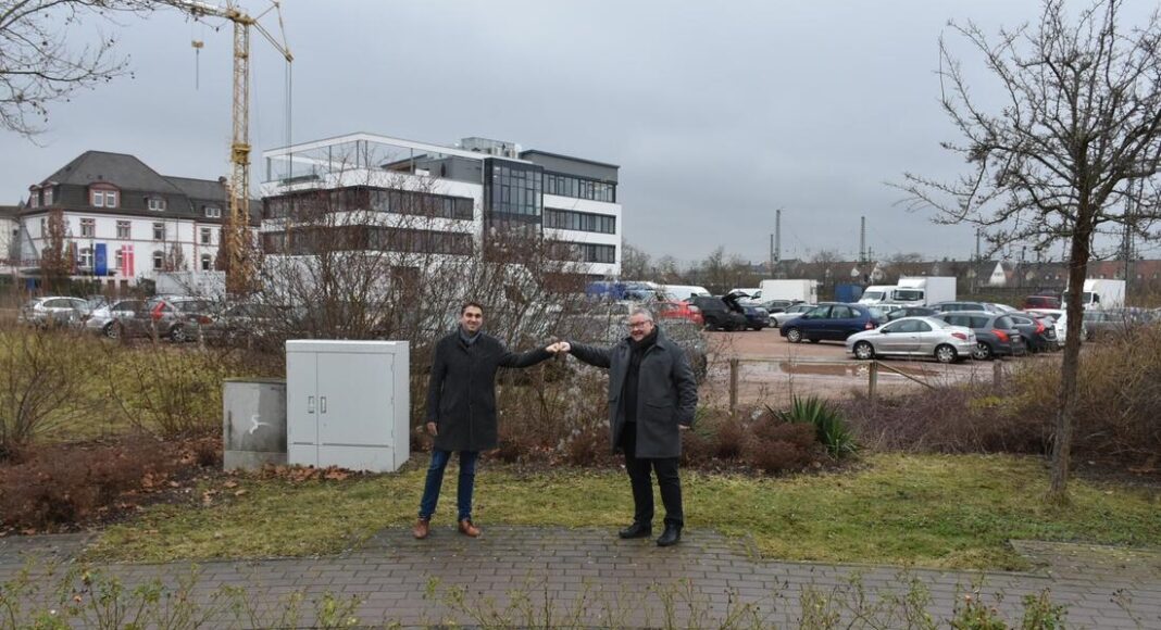 Pressefoto Timo Horst l. und Waldemar Herder r. stehen vor dem geplanten Baufeld fuer die Kita Prinz Carl Anlage de535d52 924f645a@1100w