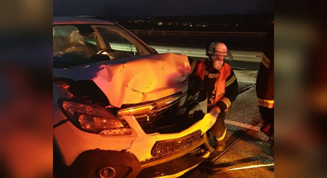 Unfallfahrzeug nachts Unfallfahrzeug nachts