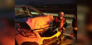 Unfallfahrzeug nachts