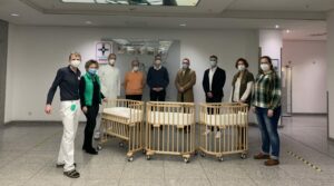 Spende vom netzwerk der ossig-stiftung an das diakonie krankenhaus bad kreuznach 021 ossig stiftung spendet holzebeistellbetten e1643970979784