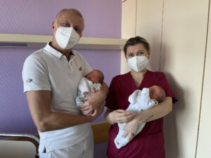 030 zwillingsgeburt am 22. 2. 2022 im diakonie krankenhaus