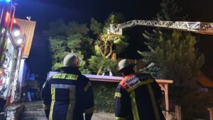 Unwetter: container fliegt von lastwagen auf der a671 bei gustavsburg