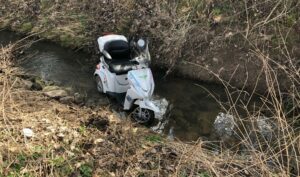Polizisten und joggerin retten verletzten mann aus eiskaltem bach E scooter e1646041933104