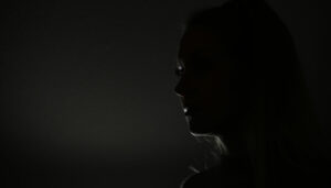 Alle drei tage wird in deutschland eine frau von ihrem partner oder ex-partner getötet Gewalt gegen frauen weisser ring foto assanimoghaddam e1644170504481