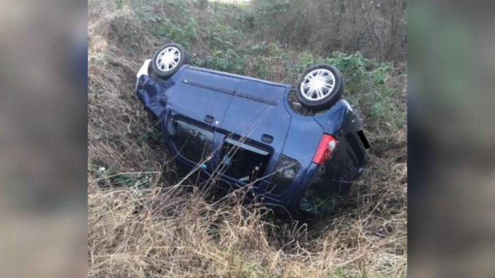 überschlagener Pkw im Graben überschlagener Pkw im Graben