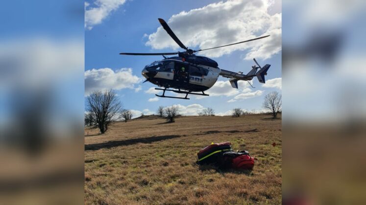 Polizeihubschrauber im Landeanflug auf Wiese