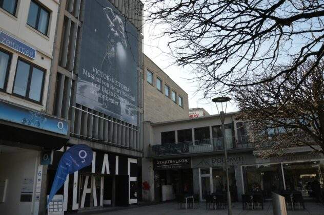 Alter Karstadt Sport mit Pavillon LU