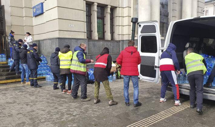 Betreuung von Gefluechteten nach der Ankunft am Bahnhof in Lwiw in der Ukraine 1