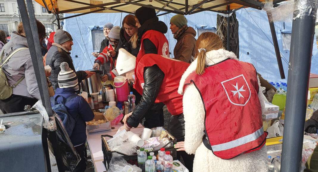 Betreuung von Gefluechteten nach der Ankunft am Bahnhof in Lwiw in der Ukraine